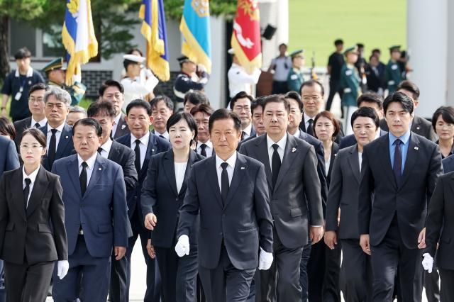 정청래 더불어민주당 신임 당대표가 4일 서울 동작구 국립서울현충원에서 참배를 위해 이동하고 있다 사진연합뉴스