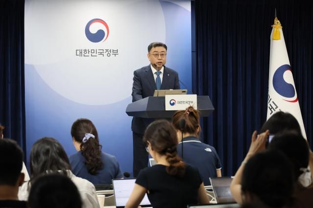 송상훈 과학기술정보통신부 정보통신정책실장이 4일 서울 종로구 정부서울청사에서 독자 AI 파운데이션 모델 프로젝트 정예팀 선정 결과를 브리핑하고 있다 사진연합뉴스