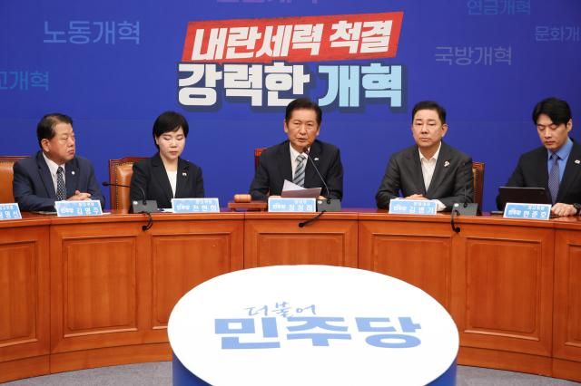 정청래 더불어민주당 신임 대표가 4일 서울 여의도 국회에서 열린 최고위원회의에서 발언하고 있다 사진연합뉴스