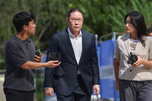 조현상 HS효성 부회장이 4일 서울 종로구 KT광화문빌딩 웨스트에 위치한 민중기 특별검사팀에 출석하고 있다 사진연합뉴스