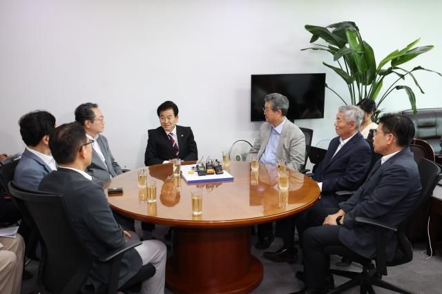 정동영 통일부 장관이 4일 서울 여의도 국회의원회관에서 대북협력민간단체협의회북민협 회장단과 만나 면담하고 있다 사진연합뉴스