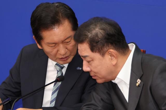 정청래 신임 대표가 4일 서울 여의도 국회에서 열린 최고위원회의에서 김병기 원내대표와 대화하고 있다 사진연합뉴스