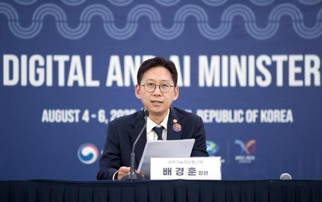 배경훈 과학기술정보통신부 장관이 4일 인천 연수구 송도컨벤시아에서 아시아태평양경제협력체APEC 디지털 AI 장관회의 관련 브리핑을 하고 있다 사진연합뉴스