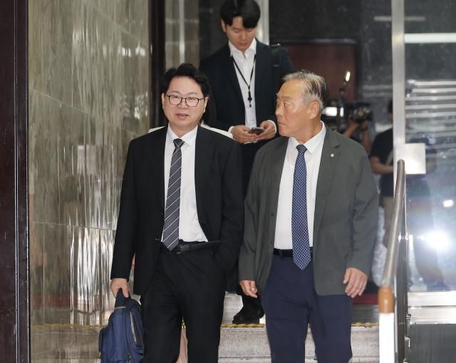 이한주 국정기획위원회 위원장왼쪽이 4일 서울 여의도 국회에서 열린 더불어민주당 의원총회에 참석하고 있다 사진연합뉴스