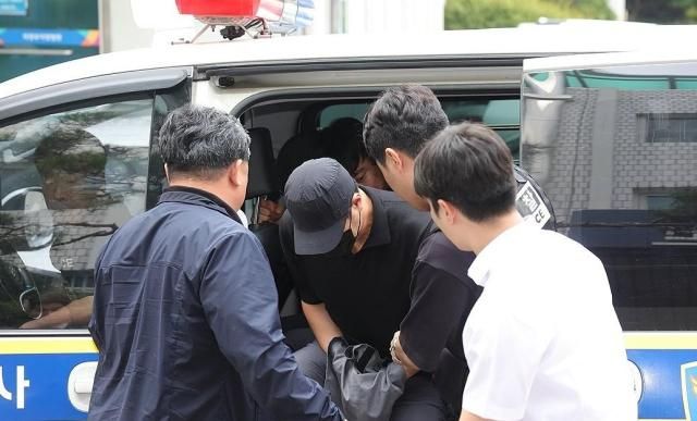 30일 오전 경기도 의정부시 가능동 의정부지방법원에서 강도상해 혐의로 구속영장이 청구된 30대 농협 직원 A씨가 구속 전 피의자 심문을 위해 법정으로 이동하고 있다 A씨는 지난 28일 새벽 경기도 포천시에서 자신이 근무하는 농협 지점의 고객인 80대 부부의 아파트에 침입해 부부를 흉기로 위협하고 금품을 빼앗아 달아난 혐의를 받고 있다 사진연합뉴스