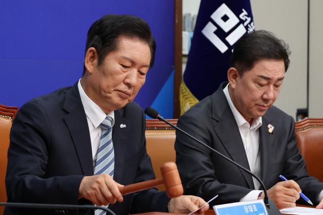 정청래 더불어민주당 신임 대표가 4일 서울 여의도 국회에서 열린 최고위원회의를 주재하며 의사봉을 두드리고 있다 사진연합뉴스