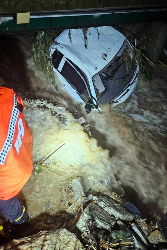 전남 무안에 시간당 최고 1421㎜의 폭우가 쏟아진 지난 3일 오후 전남 무안군 청계면에서 물살에 떠내려온 1t 트럭이 하천에 빠져있다 사진연합뉴스 