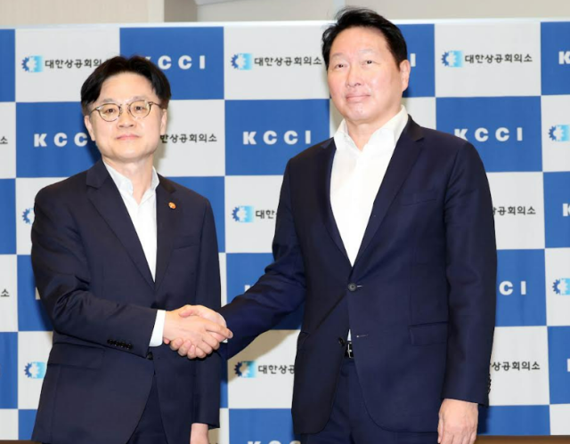 최태원 대한상의 회장왼쪽은 4일 세종대로 대한상의회관에서 김정관 산업통상자원부 장관을 만나 경제현황에 대해 논의했다 사진대한상공회의소