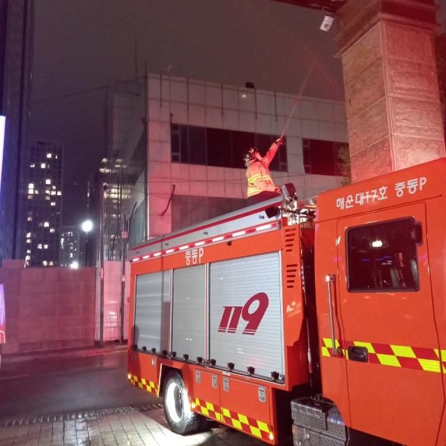 119 소방대원이 강풍에 흔들리는 간판을 안전 조치하고 있다 사진부산소방재난본부