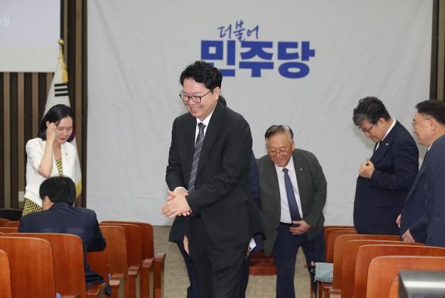 이한주 국정기획위원회 위원장이 4일 서울 여의도 국회에서 열린 더불어민주당 의원총회에 참석하고 있다 사진연합뉴스