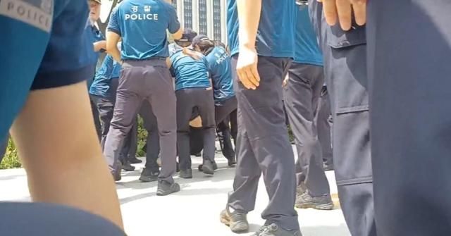 한국대학생진보연합대진연 회원들이 경찰에 연행되고 있다 사진대진연 페이스북