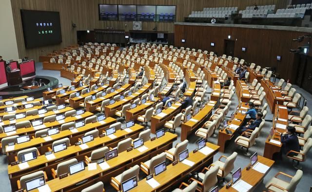 5일 국회 본회의에서 더불어민주당 노종면 의원이 방송법 일부개정법률안 관련 무제한 토론필리버스터을 이어가는 가운데 민주당 일부 의원들이 자리에 앉아 있다사진연합뉴스