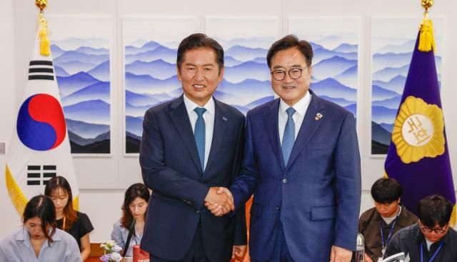 정청래 더불어민주당 대표가 5일 국회에서 우원식 국회의장을 예방해 악수하고 있다 사진연합뉴스