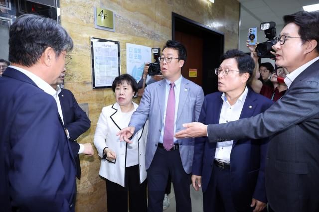 지난 1일 서울 여의도 국회에서 방송 3법 노란봉투법 상법 등 을 심의 의결하기 위해 열린 법제사법위원회 전체회의가 정회된 후 법사위 국민의힘 간사 박형수 의원을 비롯한 의원들이 토론 종결 등 위원회 운영에 대해 이춘석 위원장에게 항의하고 있다 사진연합뉴스