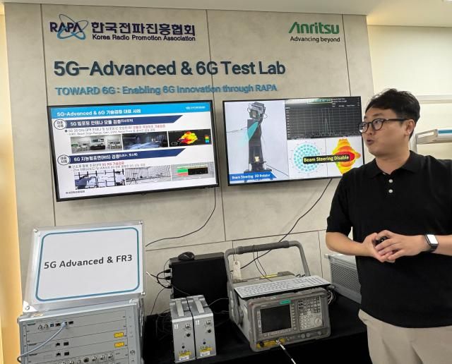 박세호 한국전파진흥협회 IoT 기술지원센터장이 에 대해 설명을 하고 있다 사진최연재 기자