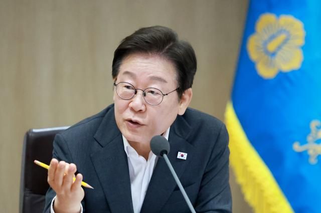 이재명 대통령이 29일 서울 용산 대통령실 청사에서 열린 국무회의에서 국무위원들과 중대재해 근절대책 토론을 하며 발언하고 있다사진연합뉴스