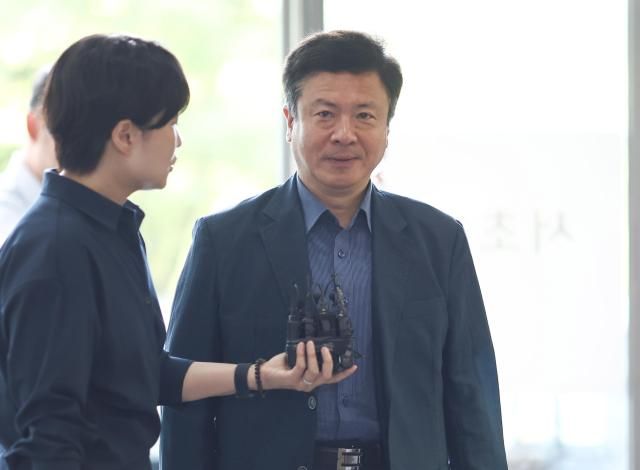 전하규 국방부 대변인이 5일 참고인 신분으로 조사를 받기 위해 서울 서초한샘빌딩에 위치한 순직해병특별검사팀으로 출석하고 있다 202585 사진연합뉴스