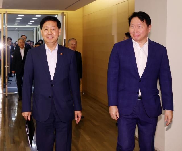 구윤철 부총리 겸 기획재정부 장관왼쪽이 5일 서울 대한상공회의소에서 열린 경제6단체장과의 성장전략 TF 1차 회의에서 최태원 대한상공회의소 회장과 함께 참석하고 있다 사진연합뉴스