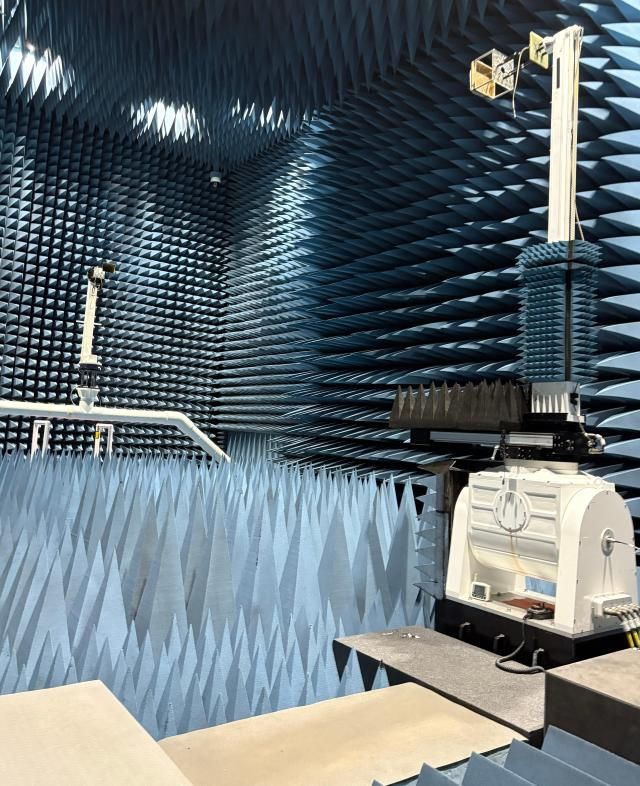 IoT 센터 내 무반사 챔버실 주파수 대역에 따른 이득 방사패턴 효율 축비 등 실험 안테나의 성능을 측정하는 곳이다 사진최연재 기자 