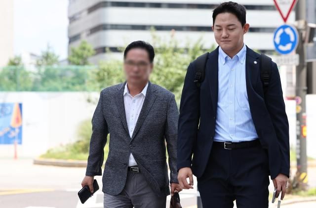 김태열 전 미래한국연구소장왼쪽이 5일 서울 종로구 광화문kt 웨스트에 마련된 김건희 특검 사무실로 출석하고 있다 사진연합뉴스