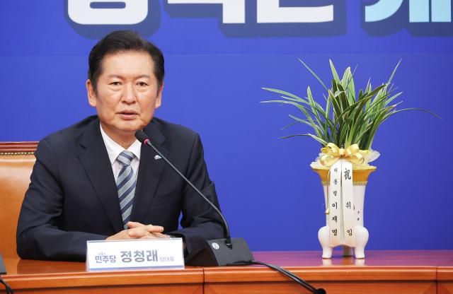 정청래 더불어민주당 대표가 지난 4일 국회 당대표실에서 우상호 대통령실 정무수석을 접견한 뒤 인사말을 하고 있다 사진연합뉴스