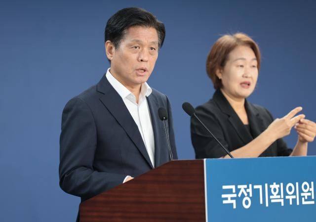 조승래 국정기획위원회 대변인이 18일 서울 종로구 정부서울청사 창성동 별관에서 정례 브리핑을 하고 있다 사진연합뉴스