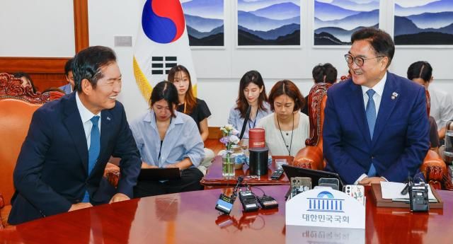 정청래 더불어민주당 대표가 5일 국회에서 우원식 국회의장을 예방해 대화하고 있다 사진연합뉴스