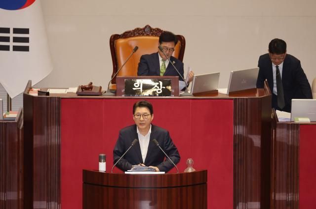 신동욱 국민의힘 의원이 4일 국회 본회의에서 방송3법방송법·방송문화진흥회법·한국교육방송공사법 개정안 중 방송법 일부개정법률안이 상정되자 무제한토론필리버스터에 나서고 있다 사진연합뉴스