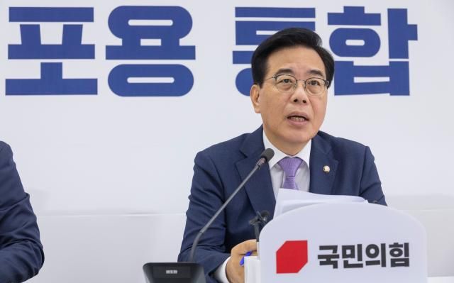 송언석 국민의힘 비대위원장 겸 원내대표가 6일 국회에서 가진 기자간담회에서 발언하고 있다 송 비대위원장은 8월 국회 일정과 쟁점 법안 협상을 위한 여야 원내대표 회담을 제의했다 사진연합뉴스