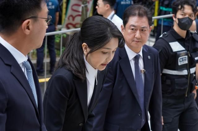 윤석열 전 대통령의 부인 김건희 여사가 6일 서울 종로구 KT광화문빌딩 웨스트에 마련된 민중기 특별검사팀 사무실에 출석하고 있다 사진사진공동취재단