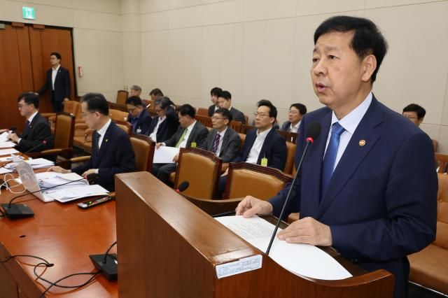 구윤철 부총리 겸 기획재정부 장관이 6일 국회 기획재정위원회 전체회의에서 한미 관세 협상과 관련해 보고하고 있다 사진연합뉴스