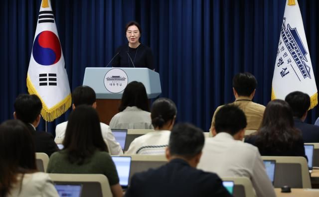  강유정 대변인이 6일 용산 대통령실 기자회견장에서 이재명 대통령 지시사항 브리핑을 하고 있다사진연합뉴스