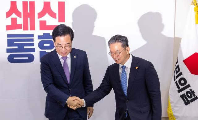 송언석 국민의힘 비상대책위원장 겸 원내대표가 6일 국회에서 취임 인사차 예방한 정성호 법무부 장관과 악수하고 있다 사진연합뉴스