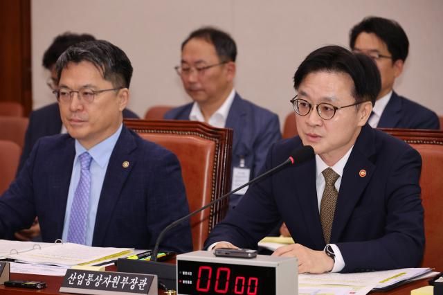 6일 서울 여의도 국회에서 열린 산업통상자원중소벤처기업위원회 전체회의에서 김정관 산업통상자원부 장관이 의원 질의에 답하고 있다 사진연합뉴스
