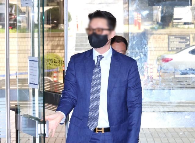 건진법사 청탁 의혹 윤모 전 통일교 세계본부장이 지난 30일 영장실질심사를 의해 서울중앙지법에 출석하고 있다 사진연합뉴스