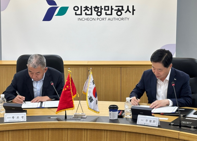 이경규 인천항만공사 사장과 쑨쓰선 중국 산둥항만 웨이하이항 유한회사 총경리가 협약을 체결하고 있다사진인천항만공사