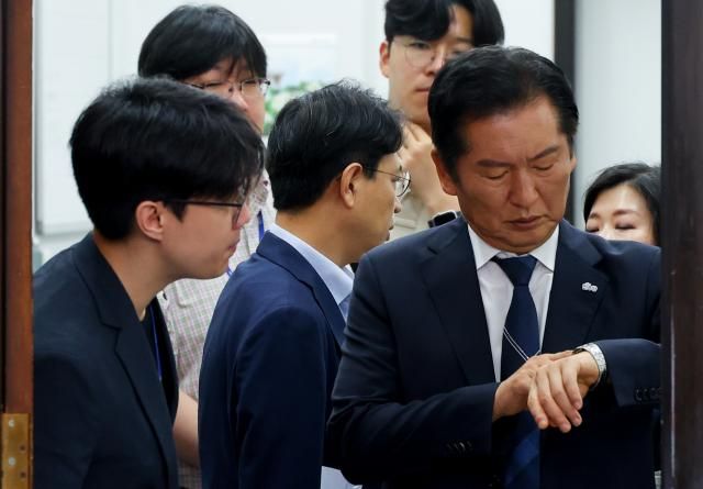 정청래 더불어민주당 대표가 6일 서울 여의도 국회에서 열린 최고위원회의에 손목시계를 보며 입장하고 있다 사진연합뉴스