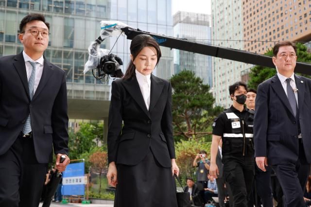 윤석열 전 대통령 배우자 김건희 여사가 6일 서울 종로구 KT광화문빌딩 웨스트에 마련된 민중기 특별검사팀 사무실에 피의자 신분으로 출석하고 있다 전·현직 대통령 부인이 수사기관에 피의자로 공개 출석하는 것은 헌정사상 처음이다 사진연합뉴스