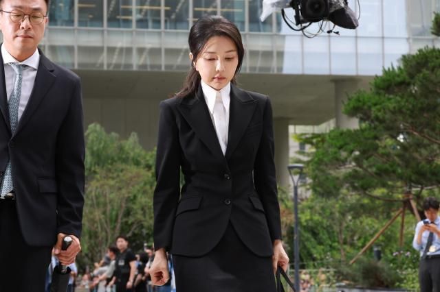 윤석열 전 대통령 부인 김건희 여사가 6일 서울 종로구 KT광화문빌딩 웨스트에 마련된 민중기 특별검사팀에 피의자 신분으로 첫 출석하고 있다 전·현직 대통령 부인이 수사기관에 피의자로 공개 출석하는 것은 헌정사상 처음이다 사진연합뉴스