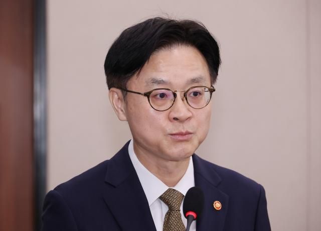 6일 서울 여의도 국회에서 열린 산업통상자원중소벤처기업위원회 전체회의에서 김정관 산업통상자원부 장관이 한미 관세협상 관련 보고를 하고 있다 사진연합뉴스