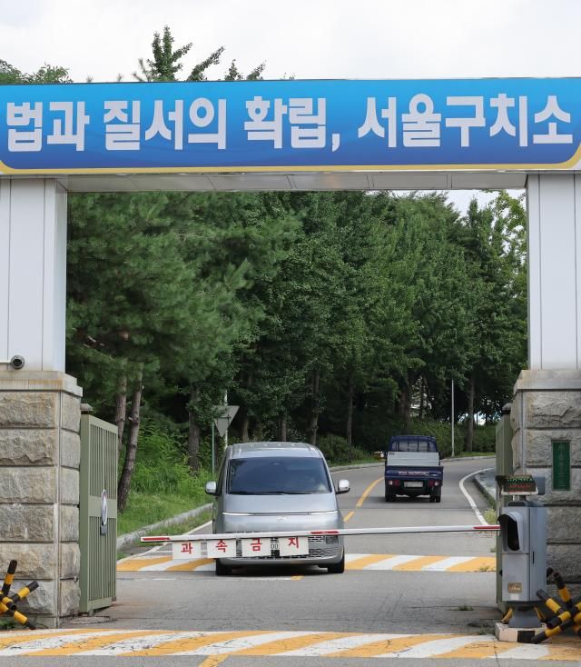 김건희 여사 관련 의혹을 수사하는 민중기 특별검사팀이 7일 윤석열 전 대통령의 체포에 실패한 뒤 경기도 의왕시 서울구치소를 나서고 있다 202587 사진연합뉴스