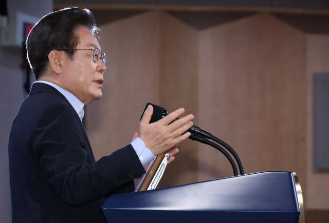 이재명 대통령이 지난달 31일 정부서울청사에서 국민주권시대 공직자의 길을 주제로 고위공직자 특별 강연을 하고 있다 사진연합뉴스