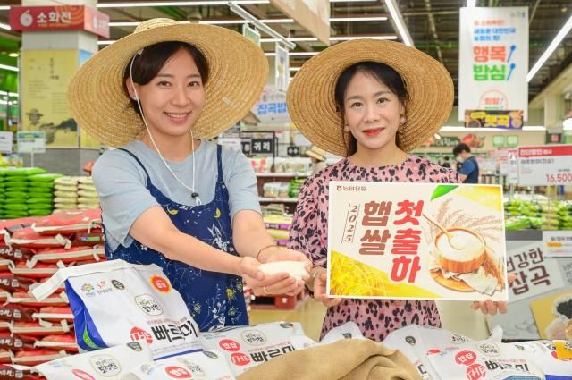7일 서울 서초구 농협유통 하나로마트 양재점에서 모델들이 올해 처음 수확한 햅쌀 빠르미2 판매 시작을 알리고 있다 사진농협유통