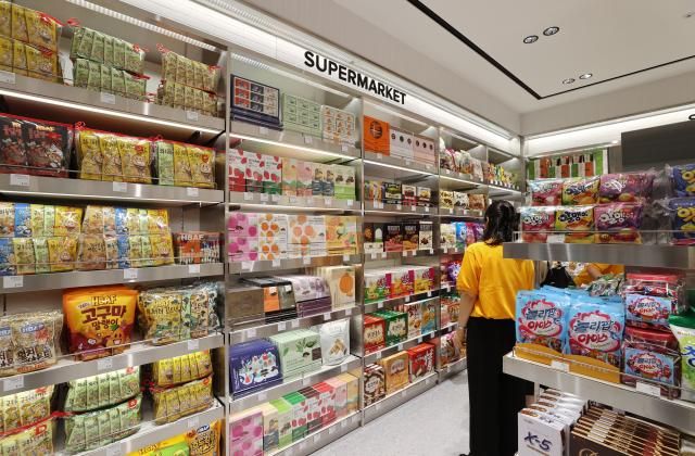 신세계면세점 명동점 11층 K-컬처 쇼핑 허브로 새단장 서울연합뉴스 이재희 기자 18일 서울 중구 신세계면세점 명동점 케이-컬처 복합 쇼핑 공간에서 외국인 관광객들이 리뉴얼된 공간을 살펴보고 있다 이곳은 초콜릿 스낵 지역 특산품 등 식품 체험 공간인 테이스트 오브 신세계와 방탄소년단 굿즈와 앨범 판매 공간 카카오프렌즈 잔망루피 등 인기 캐릭터 중심의 기프트존 등을 함께 구성했다 2025718 scapeynacokr2025-07-18 140547 저작권자 ⓒ ㈜연합뉴스 무단 전재 재배포 금지 AI 학습 및 활용 금지저작권자 ⓒ ㈜연합뉴스 무단 전재 재배포 금지 AI 학습 및 활용 금지