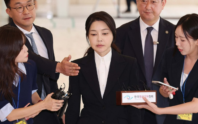 김건희 여사가 지난 6일 서울 종로구 KT광화문빌딩 웨스트에 마련된 민중기 특별검사팀 사무실에 피의자 신분으로 출석하는 모습 사진연합뉴스