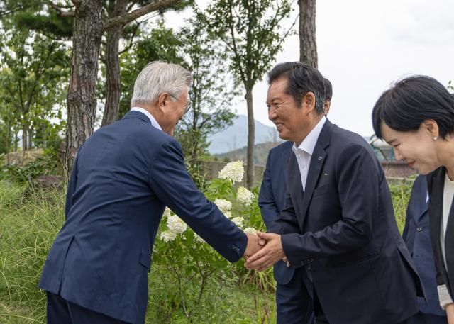 정청래 더불어민주당 대표가 7일 경남 양산시 평산마을 문재인 전 대통령 사저에서 문 전 대통령을 예방하고 있다 사진민주당 제공 