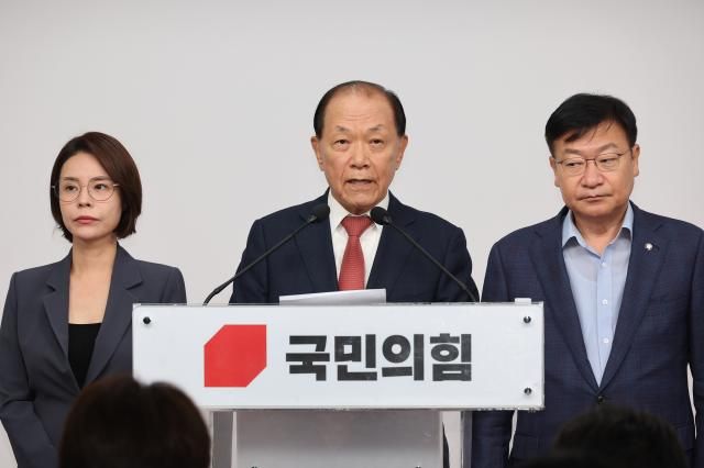 황우여 국민의힘 선거관리위원장이 7일 여의도 중앙당사에서 제8차 당 대표 및 최고위원 선출 선거관리위원회 회의를 마치고 본경선 진출자를 발표하고 있다 사진연합뉴스