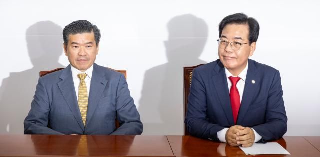 송언석 국민의힘 비상대책위원장 겸 원내대표가 7일 국회에서 제임스 김 주한미국상공회의소AMCHAM 회장을 면담하고 있다 사진연합뉴스