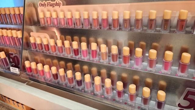 7일 서울 성수동 라카 플래그십 스토어에 립 제품이 진열돼 있다 사진조현미 기자