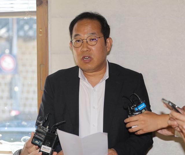 김국일 보건의료정책관이 7일 서울 중구 달개비에서 3차 수련협의체 회의를 마친 뒤 취재진 질문에 답변하고 있다 202587 사진연합뉴스